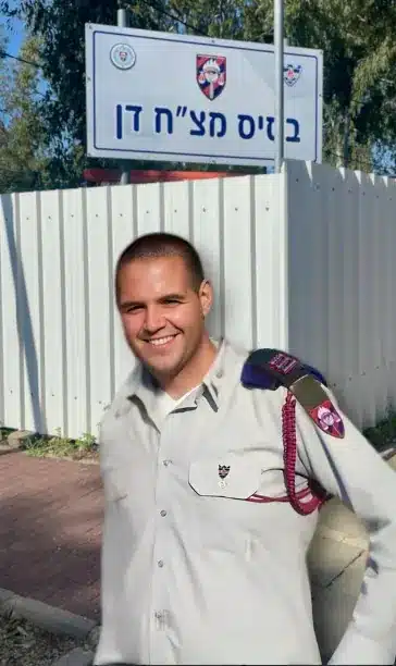 אופיר ברמלי במדים בתקופת שירותו במצ"ח, בכניסה לבסיס מצ"ח דן