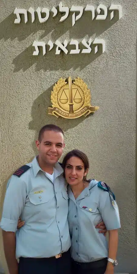 אופיר ולימור ברמלי במדים בתקופת השירות הצבאי, בכניסה לפרקליטות הצבאית