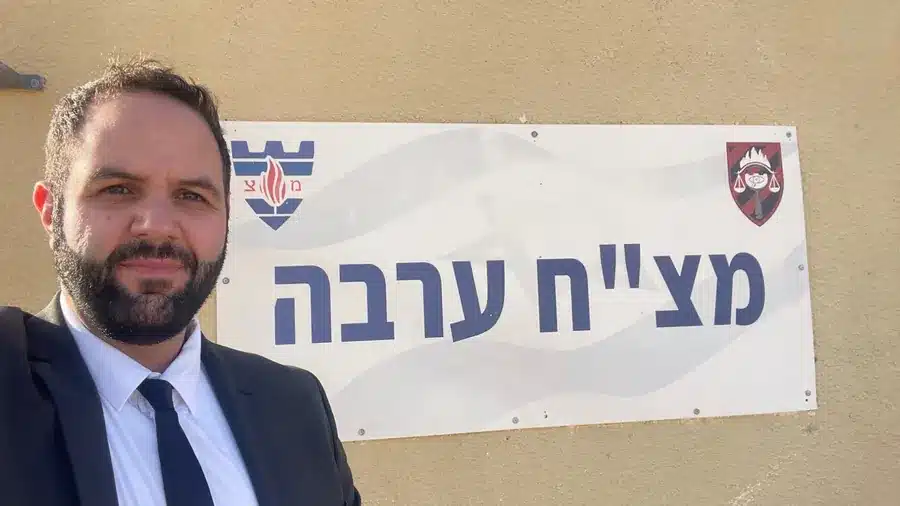 עו"ד אופיר ברמלי בחליפה, מחוץ לבסיס מצ"ח ערבה